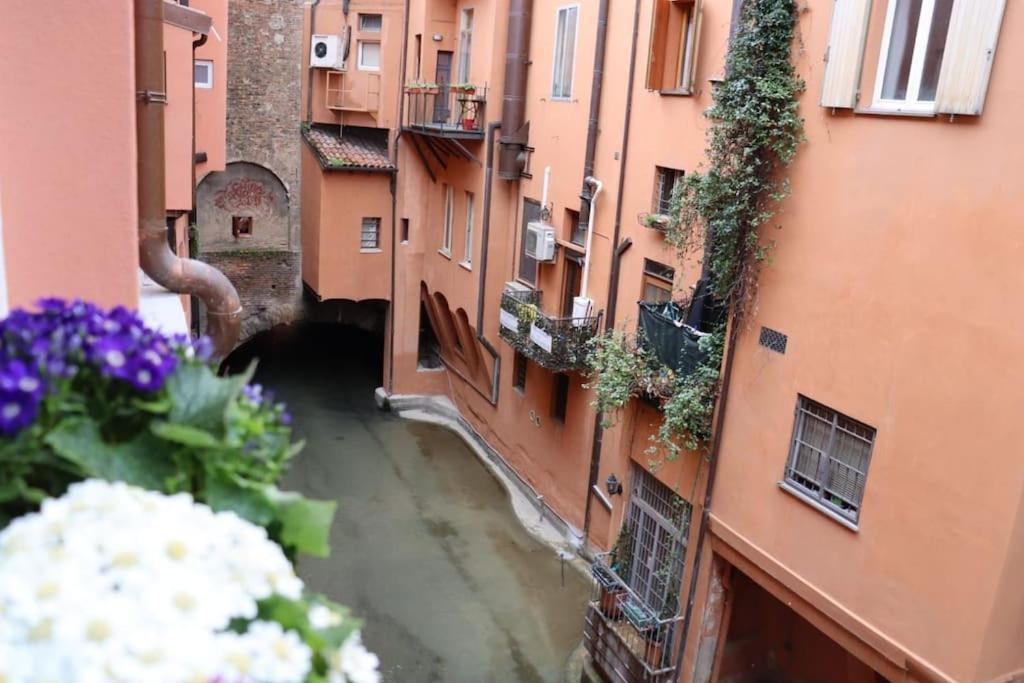 Little Apartment Over The Canal Bologna Buitenkant foto